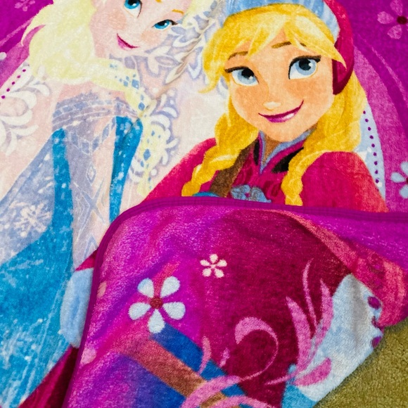 Frozen 2 Elsa & Anna blanket - Picture 5 of 5